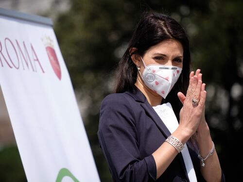 Virginia Raggi dà del mafioso a Nicola Zingaretti. Che succede adesso