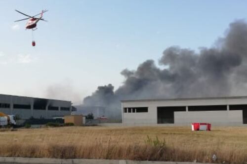 Lo stabilimento di Aprilia continua a bruciare. Rivolta dei Comuni del Litorale