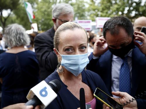 “Serve chiarezza”. Giorgia Meloni non ci sta sul vaccino: chi mente tra Mario Draghi e Anthony Fauci?