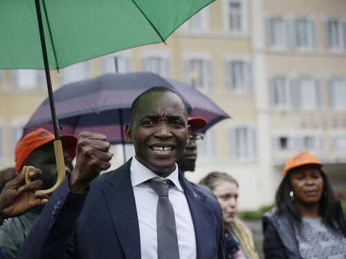 L'ex socio pugnala Soumahoro: “Spariti gli assegni dei braccianti”. Sospetti sui conti del sindacato
