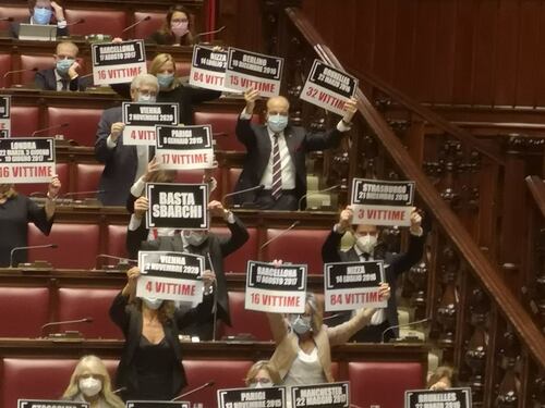 Clamorosa protesta di FdI alla Camera. Cartelli choc sul terrorismo: "Basta sbarchi"