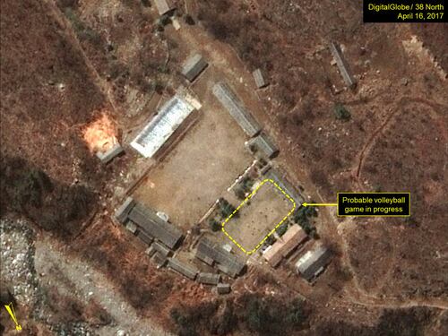Corea del Nord, gli scienziati giocano a pallavolo nel sito dei test nucleari