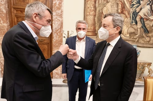 Patto tra sindacati e imprese per evitare gli esuberi: via libera sui licenziamenti