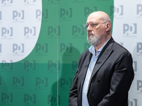 Ecco il Pd: "Chi ha poco studiato vota a destra". Bufera su Bonaccini, Meloni lo mette a posto