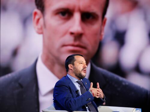 Europa in alto mare, Macron insulta ancora l'Italia e Salvini perde la pazienza