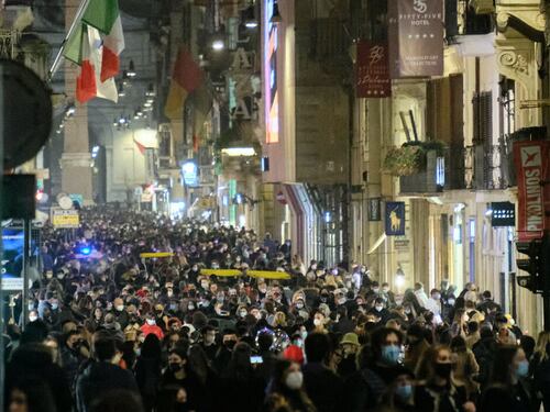 Miozzo si arrabbia con la Raggi: troppi assembramenti, usi i droni
