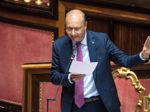 Istruzione, il ministro Valditara: più docenti e stipendi più alti