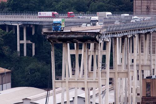 Il camion sull'orlo del baratro e il ponte Morandi "spezzato"