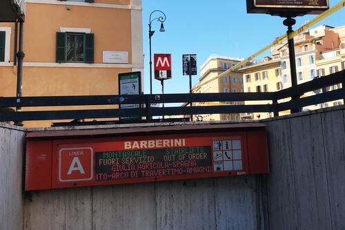 "Scale mobili riparate con le fascette". M5s: noi sotto attacco
