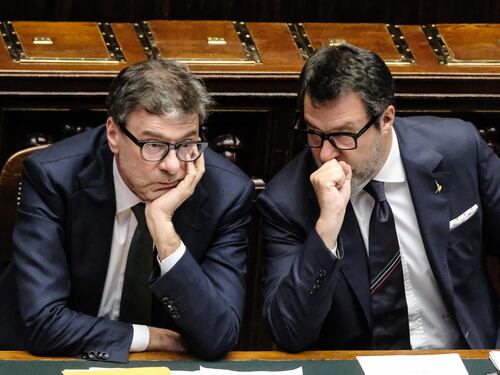 Manovra, vertice Lega con Salvini e Giorgetti: "Nessun taglio alle opere. Focus su pace fiscale e banche"