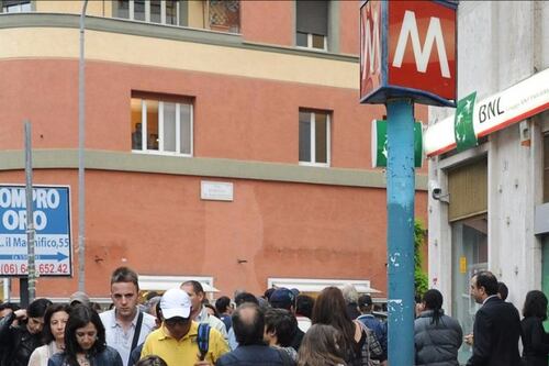 Ragazzo finisce sui binari a Castro Pretorio e muore, bloccata la metro B fino alle 12