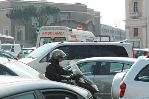 Vuoi l'ambulanza? Aspetta (almeno) un quarto d'ora