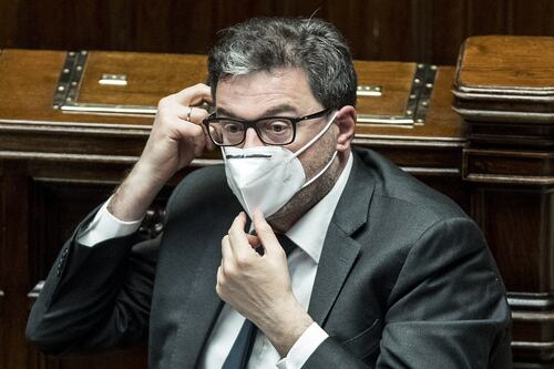 Reddito di cittadinanza, la proposta del ministro Giorgetti spacca i partiti: "Chi lo prende lavori"