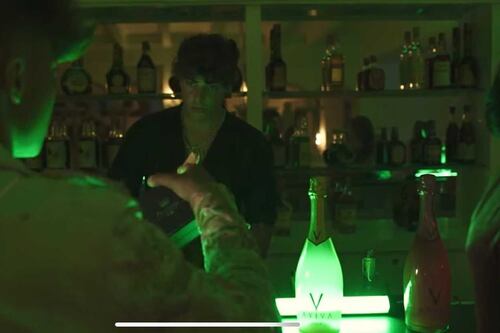 Denis Dosio spopola con il nuovo videoclip e spunta lo spumante colorato