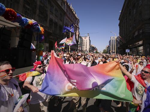Pride, serviva Orban per ricompattare il campo largo. Calenda e Schlein rubano la scena a Sala