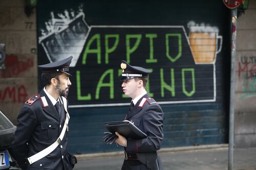 Lo scippo davanti al pub, la reazione e gli spari. Così è morto Luca