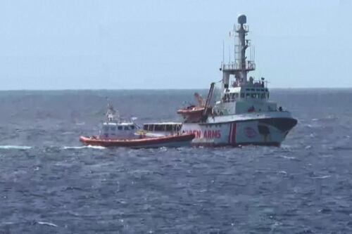 Dodici corpi in fondo al mare. Anche una mamma abbracciata al figlio