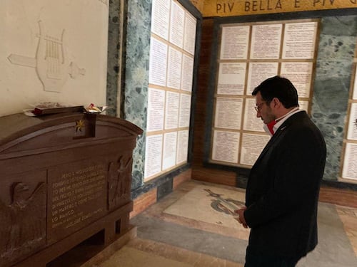 Salvini in versione risorgimentale rende omaggio alla tomba di Mameli. La campagna per Roma è iniziata