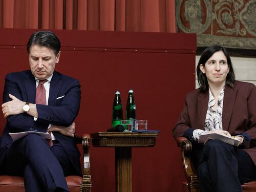 Bari, volano gli stracci tra Pd e M5S. “Incomprensibile”, Schlein si infuria con Conte