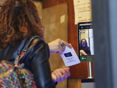 Con l’impennata di contagi si capirà l’inutilità del green pass: l’avvertimento di Claudio Borghi sul Covid