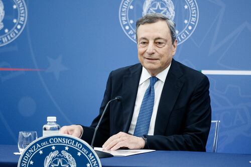 Mario Draghi illusionista, gli aiuti sulle bollette li paghiamo con i nostri soldi