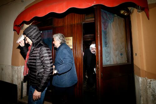Grillo contestato al Brancaccio: "Ci hai venduto a Casaleggio"