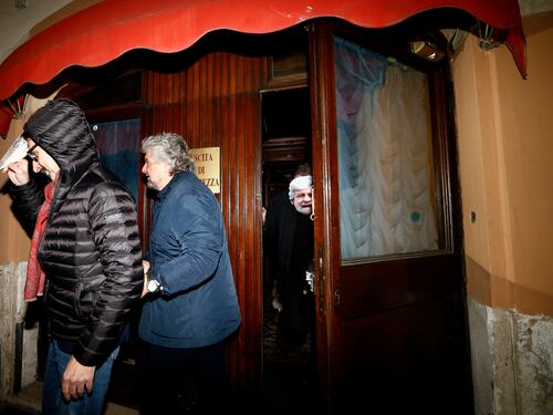 Grillo contestato al Brancaccio: "Ci hai venduto a Casaleggio"