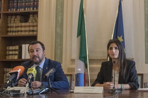 Raggi incapace di gestire Roma. Raccogliamo 100 mila firme per farla dimettere