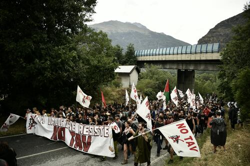 No Tav incappucciati forzano il cancello ed entrano nel cantiere