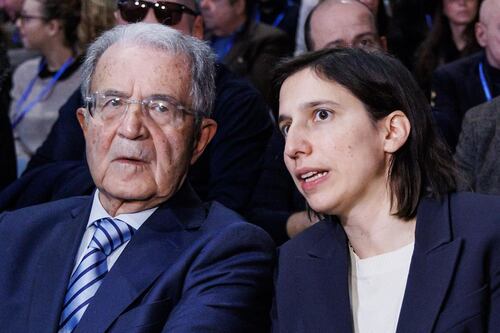 Schlein, il nome sul simbolo: così il Pd ritorna leaderista. L'ira di Prodi