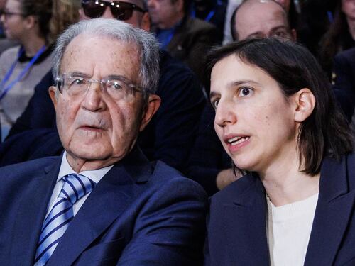 Schlein, il nome sul simbolo: così il Pd ritorna leaderista. L'ira di Prodi