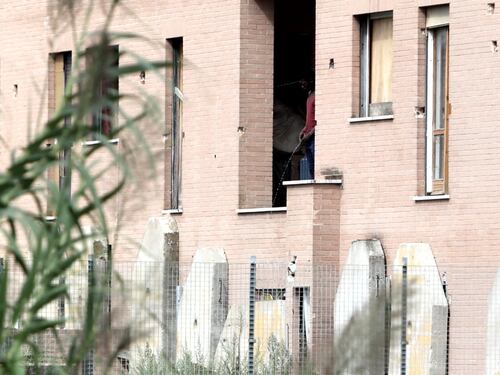 Il Palazzo occupato diventa bagno a cielo aperto