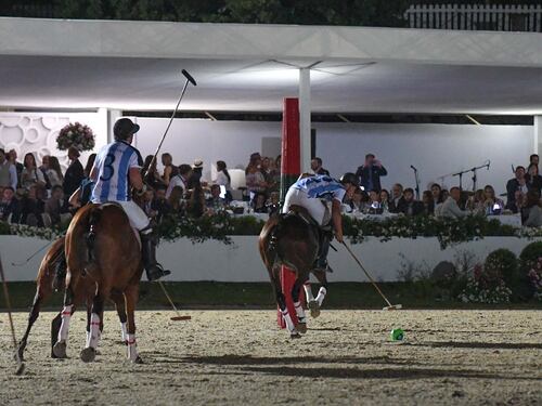 Polo sotto le stelle, Piazza di Siena a suon di gol e galoppate