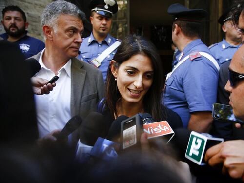 Calenda punge la Raggi: martedì non venga al tavolo con la lista della spesa