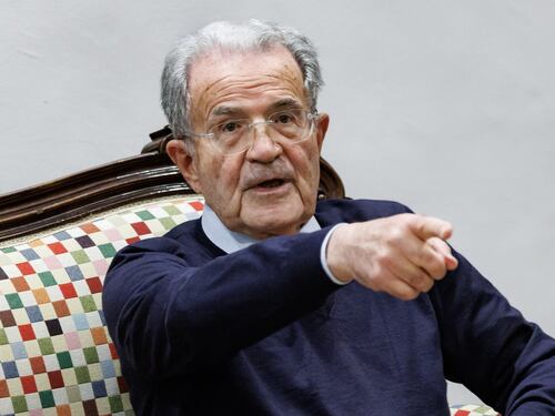 Prodi non si tiene: "Meloni ex fascista", poi il parallelismo tra Berlusconi e Mussolini