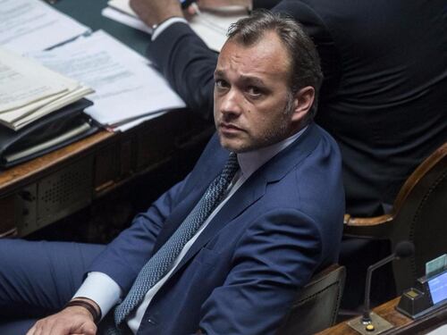Abolizione dei vitalizi per far scena. Si risparmia solo un terzo
