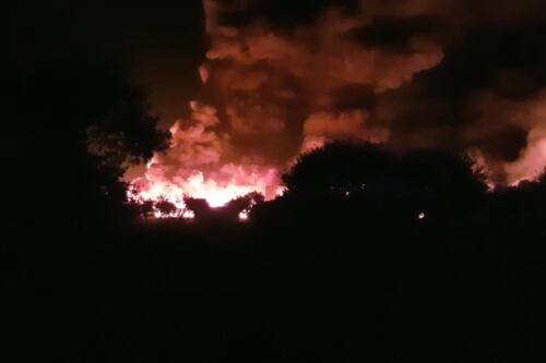 Aprilia, l'incendio nel capannone arriva fino alle case