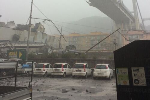 Cede il ponte Morandi dell'A10, le foto dai social