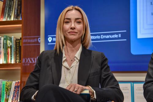 Luci hollywoodiane e sapiente regia La macchina mediatica dietro la sindaca