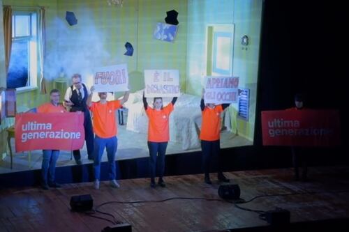 Ultima Generazione, ci mancava l'eco-blitz a teatro: spettacolo interrotto al Vittoria