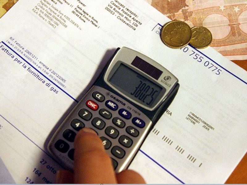 Sconti sulle bollette di luce e gas: duello Eni-Enel sulle tariffe