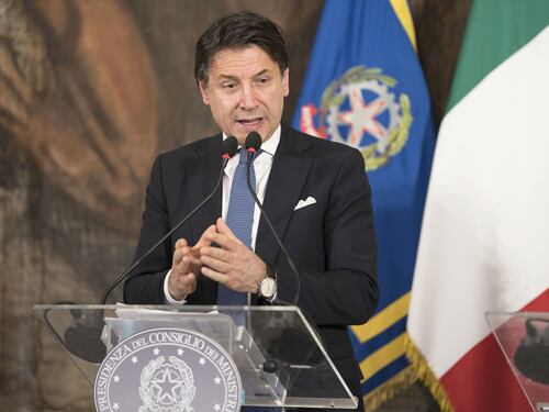 Beppe Grillo e Giuseppe Conte come Highlander: ne resterà soltanto uno