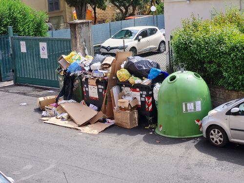 Roma è sempre più sporca: città invasa dai rifiuti e vicina al collasso. Ma parte lo scaricabarile