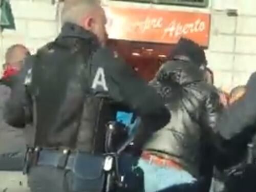 Sputi, insulti e bottigliate. Assalto rosso alla Meloni