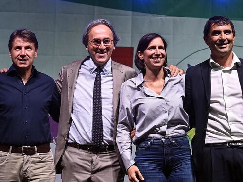 Caso Almasri, non bloccano gli sbarchi ma bloccano il Parlamento: la sinistra che tifa invasione