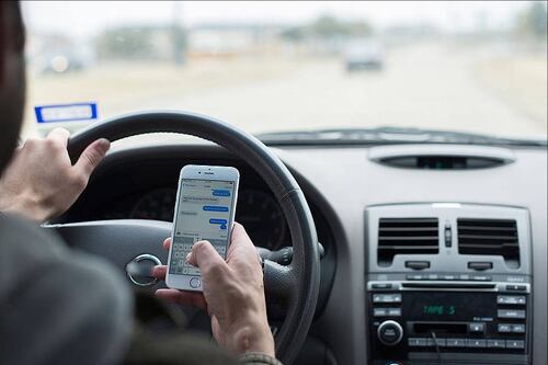 La stretta di Toninelli: "Ritiro della patente a chi guida parlando al cellulare"