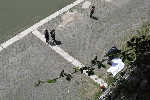 Un cadavere di donna sotto Ponte Sisto: ha il volto tumefatto