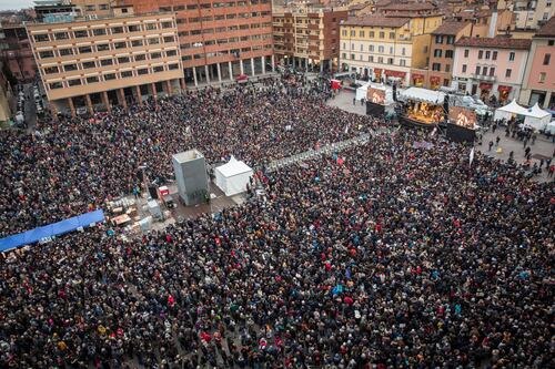 Delirio Sardine, hanno già vinto: noi esempio per l'Europa e non solo... E dettano la linea al Pd