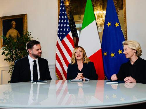 Meloni, colloquio con Trump insieme a Starmer, Macron e Merz: "Pace giusta e duratura in Ucraina"