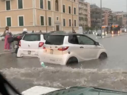 Nubifragio a Roma, Corso Francia diventa un fiume: il video incredibile. Ponte Milvio, 40 bambini bloccati all'asilo